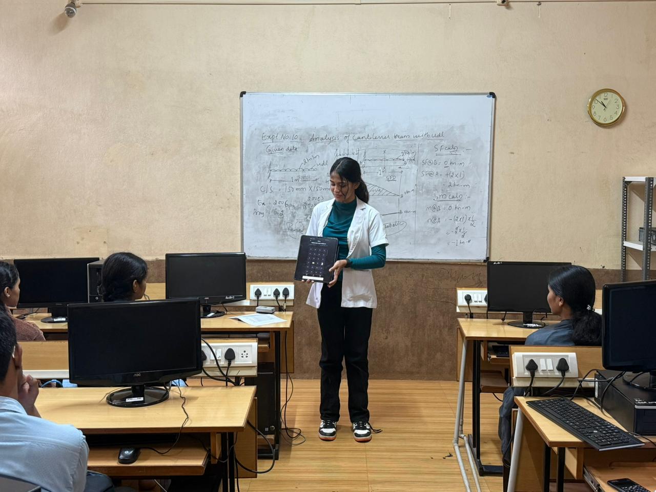 Steffie demonstrating SmokeMukti to research participants